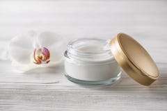 Cosmetici naturali ed organici di cura del corpo e del fronte di trattamento fotografia stock libera da diritti Cosmetici naturali ed organici di cura del corpo e del fronte di trattamento fotografia stock libera da diritti