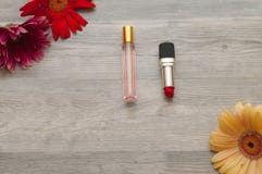 Cosmetico messo sulla tavola di condimento leggera Bella sposa di modo, dolce e sensuale Le nozze compongono e capelli Bandiera d fotografia stock libera da diritti Cosmetico messo sulla tavola di condimento leggera Bella sposa di modo, dolce e sensuale Le nozze compongono e capelli Bandiera d fotografia stock libera da diritti