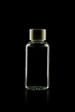Cosmetische productfles voor room, schuim, shampoo op zwarte achtergrond stock fotografie Cosmetische productfles voor room, schuim, shampoo op zwarte achtergrond stock fotografie