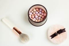 Cosmetoc produkty Bujny muśnięcie, meteoryt Biały tło obrazy royalty free Cosmetoc produkty Bujny muśnięcie, meteoryt Biały tło obrazy royalty free