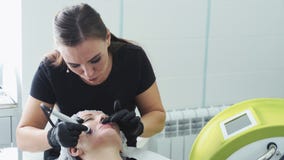 Cosmetologist macht hydroschalenund Reinigungsverfahren auf geduldigem Gesicht Abblätterung der Gesichtshaut stock video Cosmetologist macht hydroschalenund Reinigungsverfahren auf geduldigem Gesicht Abblätterung der Gesichtshaut stock video