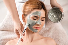Cosmetologist που εφαρμόζει τη μάσκα επάνω στο πρόσωπο της γυναίκας, τοπ άποψη στοκ φωτογραφία με δικαίωμα ελεύθερης χρήσης Cosmetologist που εφαρμόζει τη μάσκα επάνω στο πρόσωπο της γυναίκας, τοπ άποψη στοκ φωτογραφία με δικαίωμα ελεύθερης χρήσης