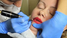 Cosmetologist που εφαρμόζει τη μόνιμη σύνθεση Νέα όμορφη γυναίκα που έχει την καλλυντική δερματοστιξία στα χείλια της υγιής SPA απόθεμα βίντεο Cosmetologist που εφαρμόζει τη μόνιμη σύνθεση Νέα όμορφη γυναίκα που έχει την καλλυντική δερματοστιξία στα χείλια της υγιής SPA απόθεμα βίντεο