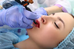 Cosmetologist που κάνει το μόνιμο makeup στο πρόσωπο της γυναίκας στοκ φωτογραφία Cosmetologist που κάνει το μόνιμο makeup στο πρόσωπο της γυναίκας στοκ φωτογραφία