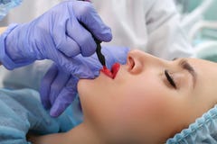 Cosmetologist που κάνει το μόνιμο makeup στο πρόσωπο της γυναίκας στοκ εικόνες Cosmetologist που κάνει το μόνιμο makeup στο πρόσωπο της γυναίκας στοκ εικόνες