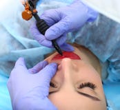 Cosmetologist που κάνει το μόνιμο makeup στο πρόσωπο της γυναίκας στοκ εικόνες Cosmetologist που κάνει το μόνιμο makeup στο πρόσωπο της γυναίκας στοκ εικόνες