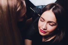 Cosmetologist που κάνει το σχέδιο φρυδιών Ελκυστική γυναίκα που παίρνει την του προσώπου προσοχή στο σαλόνι ομορφιάς Τέλεια αρχιτ στοκ φωτογραφίες Cosmetologist που κάνει το σχέδιο φρυδιών Ελκυστική γυναίκα που παίρνει την του προσώπου προσοχή στο σαλόνι ομορφιάς Τέλεια αρχιτ στοκ φωτογραφίες