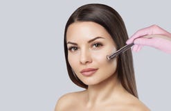 Cosmetologist делает процедуру Microdermabrasion лицевой кожи красивого, молодой женщины в салоне красоты Cosme стоковое изображение Cosmetologist делает процедуру Microdermabrasion лицевой кожи красивого, молодой женщины в салоне красоты Cosme стоковое изображение