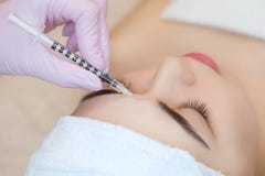 Cosmetologist доктора делает Rejuvenating лицевую процедуру по впрысок для затягивать и приглаживать морщинки Стоковые Изображения Cosmetologist доктора делает Rejuvenating лицевую процедуру по впрысок для затягивать и приглаживать морщинки Стоковые Изображения