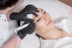 cosmetologistmakeup som gör permanent royaltyfri bild cosmetologistmakeup som gör permanent royaltyfri bild