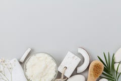 Cosmético orgânico caseiro para o descascamento e o cuidado dos termas O corpo esfrega do óleo de coco, do açúcar e da opinião su imagens de stock royalty free Cosmético orgânico caseiro para o descascamento e o cuidado dos termas O corpo esfrega do óleo de coco, do açúcar e da opinião su imagens de stock royalty free