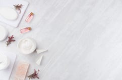 Cosméticos naturales de la artesanía - crema blanca, jabón, arcilla, aceite color de rosa, toalla, flores rosadas y accesorios de fotos de archivo Cosméticos naturales de la artesanía - crema blanca, jabón, arcilla, aceite color de rosa, toalla, flores rosadas y accesorios de fotos de archivo