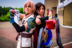 Cosplayers klädde som ` för `-blixt` och `-huggtandfrån ` Final Fantasy royaltyfri bild Cosplayers klädde som ` för `-blixt` och `-huggtandfrån ` Final Fantasy royaltyfri bild