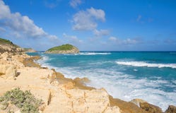 Costa di Half Moon Bay l'Oceano Atlantico - isola tropicale caraibica - l'Antigua e Barbuda immagine stock libera da diritti Costa di Half Moon Bay l'Oceano Atlantico - isola tropicale caraibica - l'Antigua e Barbuda immagine stock libera da diritti