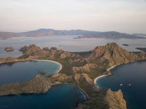 Costa di vista aerea “dell'isola di Padar “in una mattina prima di alba, parco nazionale di Komodo dell'isola di Komodo, Labuan B fotografia stock libera da diritti Costa di vista aerea “dell'isola di Padar “in una mattina prima di alba, parco nazionale di Komodo dell'isola di Komodo, Labuan B fotografia stock libera da diritti