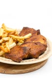 Costeletas de carne de porco cozidos com batatas fritas na placa imagens de stock Costeletas de carne de porco cozidos com batatas fritas na placa imagens de stock