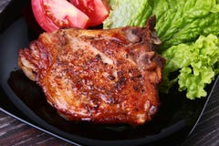 Costeletas de carne de porco grelhadas com tomate, alface de folhas e ketchup na placa imagens de stock Costeletas de carne de porco grelhadas com tomate, alface de folhas e ketchup na placa imagens de stock