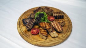 Costillas ahumadas en una parrilla con el pollo y la salsa imagenes de archivo Costillas ahumadas en una parrilla con el pollo y la salsa imagenes de archivo