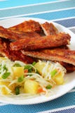 Costillas de cerdo cocidas con la ensalada de patata fotografía de archivo Costillas de cerdo cocidas con la ensalada de patata fotografía de archivo