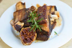 Costole arrostite dell'agnello con i rosmarini immagini stock libere da diritti Costole arrostite dell'agnello con i rosmarini immagini stock libere da diritti