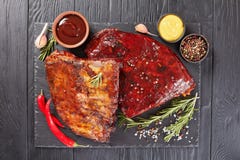 Costole di carne di maiale affumicate casalinghe succose del barbecue fotografia stock libera da diritti Costole di carne di maiale affumicate casalinghe succose del barbecue fotografia stock libera da diritti