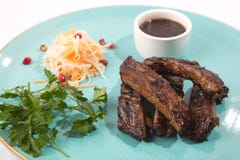 Costole di carne di maiale affumicate con salsa immagine stock libera da diritti Costole di carne di maiale affumicate con salsa immagine stock libera da diritti