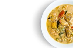 Costole di carne di maiale bollite del curry isolate su bianco fotografie stock libere da diritti Costole di carne di maiale bollite del curry isolate su bianco fotografie stock libere da diritti