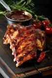 Costole di maiale marinate arrostite col barbecue piccanti del peperoncino rosso fotografie stock libere da diritti Costole di maiale marinate arrostite col barbecue piccanti del peperoncino rosso fotografie stock libere da diritti