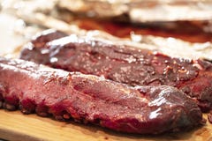 Costole di scarsità del barbecue con salsa su un tagliere immagine stock libera da diritti Costole di scarsità del barbecue con salsa su un tagliere immagine stock libera da diritti