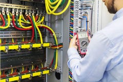 Costruisca il contenitore ad alta tensione di circuito trifase di potere delle prove con il multimetro Centrale elettrica elettri Fotografia Stock Libera da Diritti Costruisca il contenitore ad alta tensione di circuito trifase di potere delle prove con il multimetro Centrale elettrica elettri Fotografia Stock Libera da Diritti