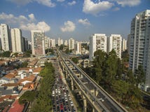 Costruzione del sistema della monorotaia, linea ` dell'oro del ` 17, avenida Jornalista Roberto Marinho, São Paulo, Brasile dell immagini stock Costruzione del sistema della monorotaia, linea ` dell'oro del ` 17, avenida Jornalista Roberto Marinho, São Paulo, Brasile dell immagini stock