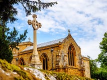 Costruzione di chiesa inglese tipica di vista di giorno vecchia sopra il cielo blu Fotografie Stock Libere da Diritti Costruzione di chiesa inglese tipica di vista di giorno vecchia sopra il cielo blu Fotografie Stock Libere da Diritti