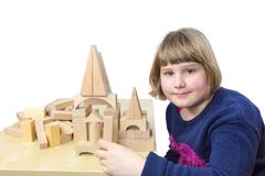 Costruzione di edifici della ragazza con i blocchi di legno fotografia stock libera da diritti Costruzione di edifici della ragazza con i blocchi di legno fotografia stock libera da diritti