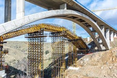 Costruzione di un ponte sopra il fiume di Eresma a Segovia negli impianti di espansione della strada principale di Madrid - di Se fotografia stock Costruzione di un ponte sopra il fiume di Eresma a Segovia negli impianti di espansione della strada principale di Madrid - di Se fotografia stock