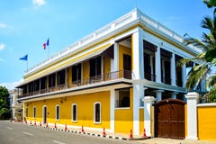 Costruzione francese del consolato in Puducherry, India immagine stock libera da diritti Costruzione francese del consolato in Puducherry, India immagine stock libera da diritti