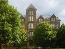 Costruzione tipica dell'università negli Stati Uniti fotografie stock libere da diritti Costruzione tipica dell'università negli Stati Uniti fotografie stock libere da diritti