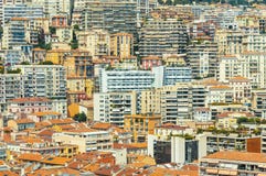 Costruzioni accatastate sopra a vicenda nel Principato di Monaco durante il giorno di estate fotografia stock Costruzioni accatastate sopra a vicenda nel Principato di Monaco durante il giorno di estate fotografia stock