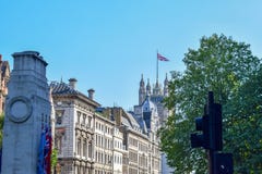 Costruzioni tradizionali e palazzo di Westminster a Londra su Sunny Summer Day fotografia stock Costruzioni tradizionali e palazzo di Westminster a Londra su Sunny Summer Day fotografia stock
