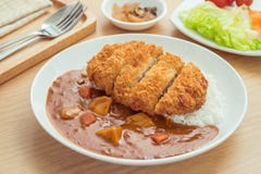 Cotoletta fritta croccante della carne di maiale con curry e riso, alimento giapponese fotografie stock libere da diritti Cotoletta fritta croccante della carne di maiale con curry e riso, alimento giapponese fotografie stock libere da diritti