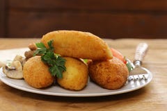 Cotolette vegetariane della patata con la verdura Fotografie Stock Libere da Diritti Cotolette vegetariane della patata con la verdura Fotografie Stock Libere da Diritti