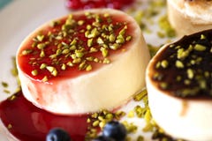 Cotta de fantaisie de panna avec les myrtilles et la petite pistache verte images libres de droits Cotta de fantaisie de panna avec les myrtilles et la petite pistache verte images libres de droits