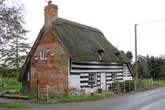 Cottage de chaume de pays de Kent image libre de droits Cottage de chaume de pays de Kent image libre de droits