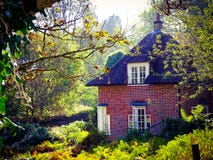 Cottage de forêt dans l'imagination d'automne photographie stock libre de droits Cottage de forêt dans l'imagination d'automne photographie stock libre de droits