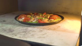 Cottura italiana della pizza in forno moderno sulla cucina della pizzeria Pizza tradizionale con la preparazione del formaggio, d archivi video Cottura italiana della pizza in forno moderno sulla cucina della pizzeria Pizza tradizionale con la preparazione del formaggio, d archivi video