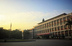 Coucher de soleil avec le bâtiment, approprié comme papier peint, lumière d'or du soleil photographie stock libre de droits Coucher de soleil avec le bâtiment, approprié comme papier peint, lumière d'or du soleil photographie stock libre de droits