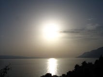 Coucher du soleil argenté à la côte adriatique image stock Coucher du soleil argenté à la côte adriatique image stock