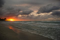 Coucher du soleil au-dessus de l'océan, le soleil, vagues, plage photographie stock Coucher du soleil au-dessus de l'océan, le soleil, vagues, plage photographie stock