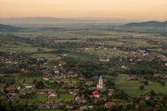 Coucher du soleil au-dessus de la campagne de Transylvanian près du château de son images libres de droits Coucher du soleil au-dessus de la campagne de Transylvanian près du château de son images libres de droits