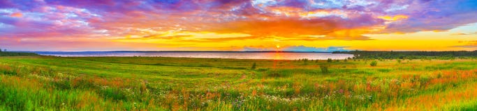 Coucher du soleil au-dessus de la rivière Kama Panorama images libres de droits Coucher du soleil au-dessus de la rivière Kama Panorama images libres de droits