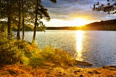 Coucher du soleil au-dessus de lac Coucher du soleil au-dessus de lac